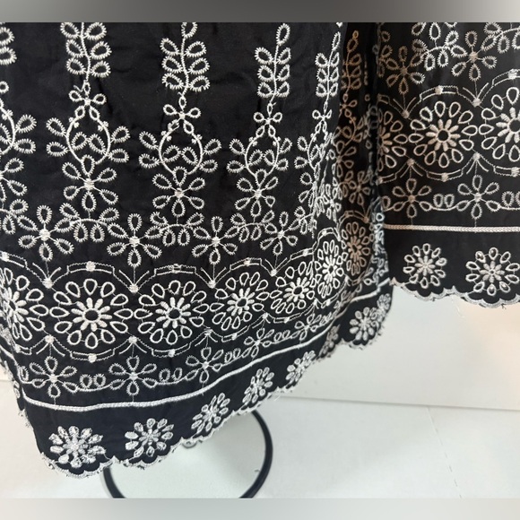 Women’s Talbots Black White Embroidered Top Blouse Size MP - Picture 3 of 8